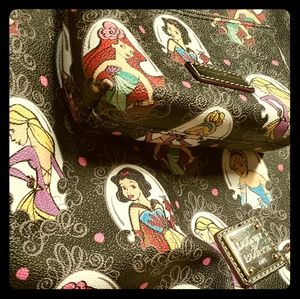 👑 Disney Dooney Runway Princess Tote w/Makeup bag